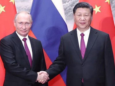 Chủ tịch Trung Quốc Tập Cận Bình (phải) bắt tay Tổng thống Nga Vladimir Putin tại Diễn đàn Kinh tế Phương Đông hôm qua. Ảnh: Xinhua.