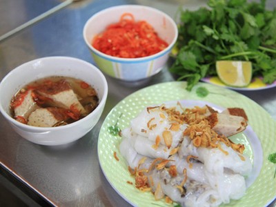 Hàng bánh cuốn Hà Nội hút khách nhờ nước chấm không nơi nào có