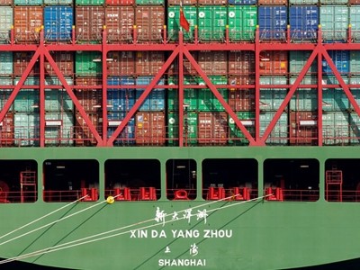 Một tàu container tại cảng Los Angeles (Mỹ). Ảnh: Reuters.