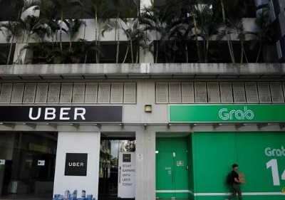 Một góc văn phòng của Uber và Grab chụp vào ngày 26/3/2018. Ảnh: Reuters.