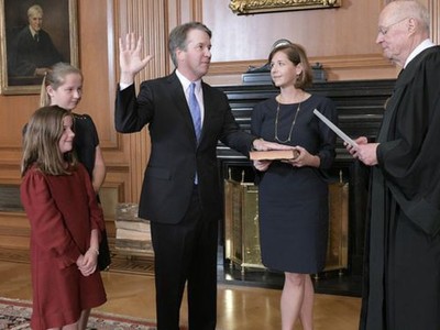 Ông Brett Kavanaugh giơ tay tuyên thệ trở thành tân thẩm phán Tòa Tối cao Mỹ (Ảnh: Tòa Tối cao Mỹ).