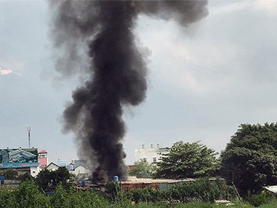 Cột khói ở đám cháy. Ảnh: Quế Biên.