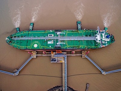 Một tàu chở dầu đã cập bến tại Trung Quốc. Ảnh: Bloomberg.