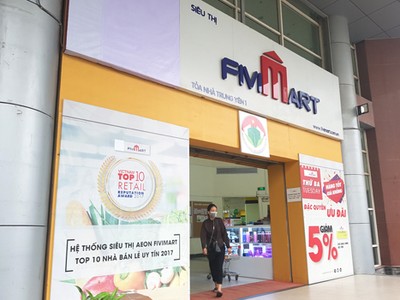 Các siêu thị Fivimart đã gỡ logo AEON (phía trên, bên trái) để chuẩn bị thay đổi theo nhận diện thương hiệu Vinmart. Ảnh: Minh Sơn.