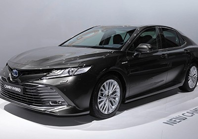 Toyota Camry hybrid ra mắt tại triển lãm Paris. Ảnh: Motor1.