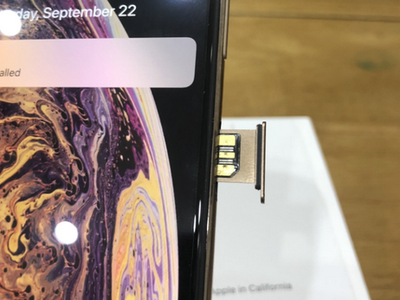 So với iPhone đời cũ, iPhone Xs Max có cơ chế đặt sim nằm ngửa, do đó việc gắn sim ghép khó khăn hơn. Ảnh: Thế Cường.