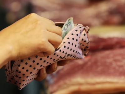 Người Trung Quốc có thể phải móc ví nhiều hơn cho các mặt hàng thiết yếu như thịt lợn, dầu ăn. Ảnh: Nikkei.