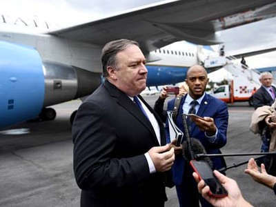 Ngoại trưởng Mỹ Mike Pompeo trả lời phóng viên trước khi lên máy bay ở Mexico City hôm 19/10. Ảnh: Reuters.