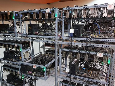 Một góc xưởng với hàng chục máy đào tiền ảo.