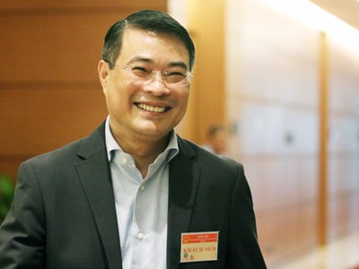 Thống đốc Lê Minh Hưng bên hành lang Quốc hội ngày 26/10. Ảnh: Võ Hải.