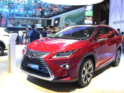 Lexus RX350L bản 7 chỗ tại triển lãm ôtô Việt Nam 2018. 


