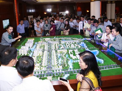 Môi giới tư vấn khách hàng tại một dự án mở bán ở TP HCM. Ảnh: Vũ Lê