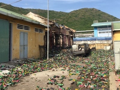 Kho chứa thuốc xịt côn trùng ngổn ngang sau vụ cháy. Ảnh: Thạch Thảo.