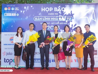 Ông Đỗ Anh Vũ, Phó chánh văn phòng Ủy ban Chứng khoán Nhà nước (thứ 3 từ bên trái sang) cùng ban tổ chức, các nhà tại trợ chụp ảnh lưu niệm tại buổi phát động cuộc thi Bản lĩnh nhà đầu tư 2018. Ảnh: Ban tổ chức cung cấp.