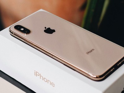 Bộ ba iPhone 2018 chính hãng ở Việt Nam có mã hiệu VN/A và là phiên bản hỗ trợ một sim vật lý và eSIM.