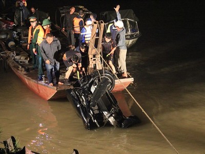 Chiếc ô tô gặp nạn được lực lượng chức năng đưa lên bờ
