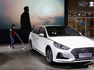 Một công nhân lau sàn cạnh chiếc Sonata Hybrid tại gian hàng của Hyundai Bắc Kinh ở triển lãm tiết kiệm năng lượng hôm 18/10, Bắc Kinh. Ảnh: Reuters/Thomas Peter