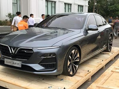 Mẫu sedan Lux A2.0 được tháo dỡ khỏi khung bảo vệ tại một khu đô thị ở Long Biên, Hà Nội. Ảnh: FB