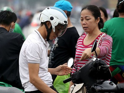 Cổ động viên xếp hàng ngập mặt, vé chợ đen tăng phi mã 10 lần