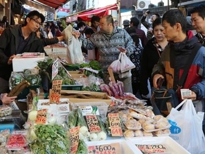 Người dân mua sắm tại một khu chợ ở Nhật Bản. Ảnh: AFP.