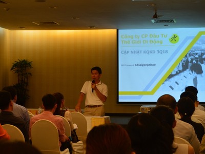 Ông Nguyễn Đức Tài trả lời các câu hỏi của nhà đầu tư.