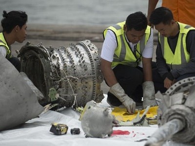 Các nhà điều tra xem xét mẩu động cơ chiếc máy bay Boeing 737 Max 8 do hãng Lion Air vận hành lao xuống biển Java hồi cuối tháng 10. Ảnh: AFP.