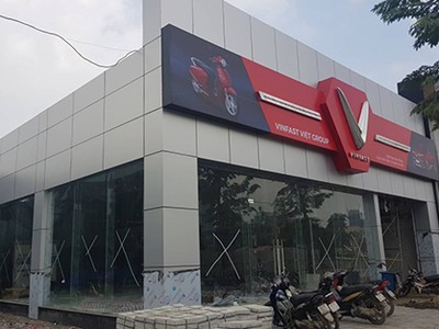 Một đại lý VinFast đang xây dựng tại Hà Nội. Ảnh: OF.