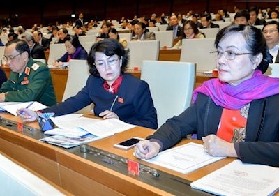 Các đại biểu ấn nút thông qua luật ở Quốc hội. Ảnh: Trung tâm báo chí QH