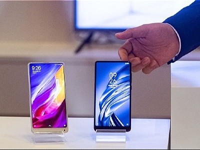 Nam giới Trung Quốc đã lập gia đình, có thu nhập cao thường chọn điện thoại thương hiệu Huawei hoặc Xiaomi. Ảnh Philip Fong.