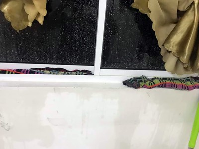 Cư dân phải dùng giẻ để chặn cửa, ngăn nước chảy vào nhà.