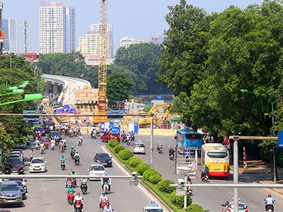 Hàng cây trước cửa khách sạn Daewoo trên phố Kim Mã sẽ bị đánh chuyển, chặt hạ để phục vụ thi công ga ngầm. Ảnh: Phương Sơn.