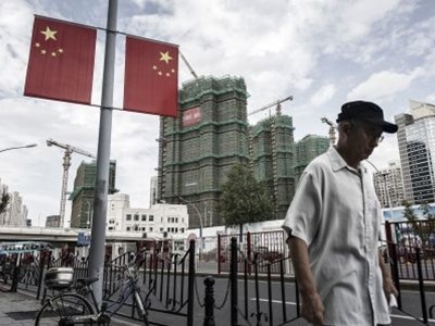 Người dân đi bộ trên đường phố Thượng Hải. Ảnh: AFP