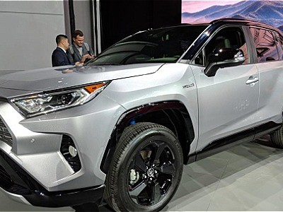 Mẫu Toyota RAV4 thế hệ thứ 4 xuất hiện ở châu Âu tại triển lãm xe hơi Paris, Pháp 2018.