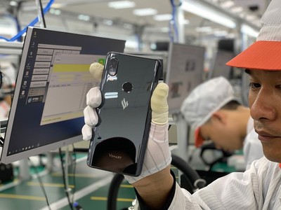 Smartphone đầu tiên của Vingroup lộ diện