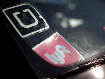 Logo của Uber và Lyft trên một xe hơi tại Mỹ. Ảnh: Reuters.