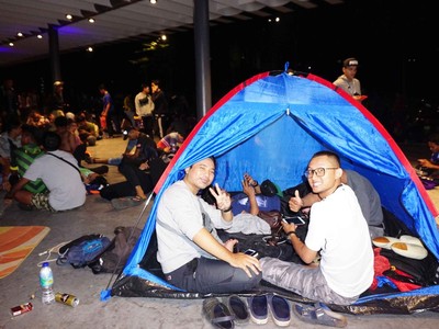 CĐV Malaysia cắm trại xuyên đêm mua vé chung kết AFF Cup