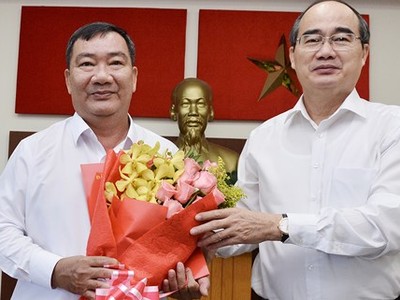 Bí thư Thành ủy TPHCM Nguyễn Thiện Nhân chúc mừng đồng chí Trần Văn Thuận giữ chức Bí thư Quận ủy Quận 2.