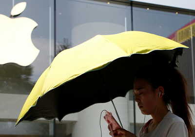 Lệnh cấm iPhone đánh vào tham vọng chinh phục thị trường Trung Quốc của Apple. Ảnh: QZ