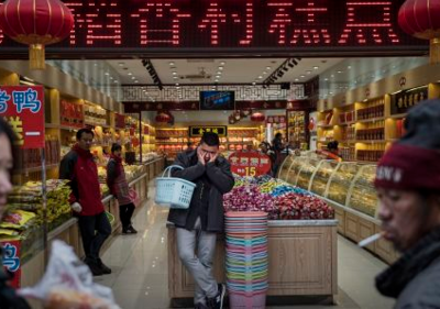 Khách mua tại một quầy hàng ở Bắc Kinh (Trung Quốc). Ảnh: AFP.