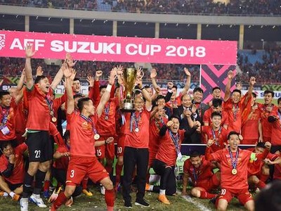 Thầy trò Park Hang-seo nâng cao chiếc cup vô địch AFF Cup 2018 tối 15/12. Ảnh: Giang Huy