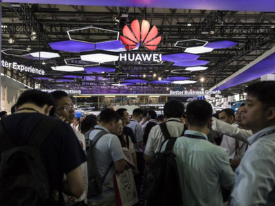 Khách tham quan trước gian hàng của Huawei tại Triển lãm Di động tại Thượng Hải. Ảnh: Bloomberg.
