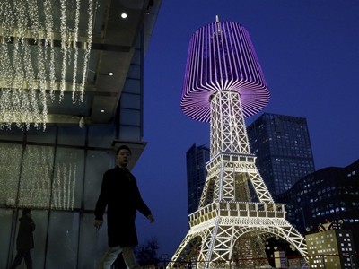 Bản sao tháp Eiffel ở Bắc Kinh rực rỡ đèn trang trí Giáng sinh. Ảnh: AP.