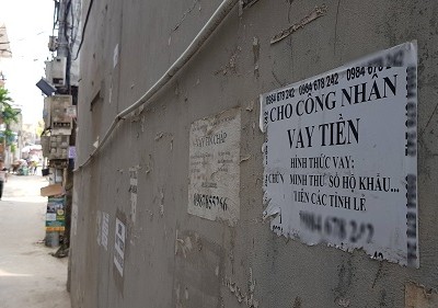 Quảng cáo cho công nhân vay tiền dán ở khu nhà trọ. Ảnh: Tất Định.