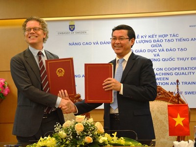 Thứ trưởng Bộ GD&ĐT Nguyễn Văn Phúc và Ngài Pereric Hogberg -  Đại sứ đặc mệnh toàn quyền Vương quốc Thụy Điển tại Việt Nam ký Bản ghi nhớ hợp tác về đánh giá và nâng cao đào tạo tiếng Anh.
