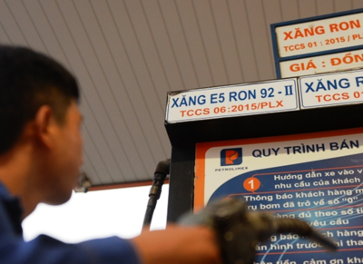 Xăng sẽ điều chỉnh giá vào ngày mai. Ảnh: Hữu Khoa.