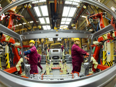 Công nhân trong một nhà máy ôtô ở Sơn Đông (Trung Quốc). Ảnh: Reuters