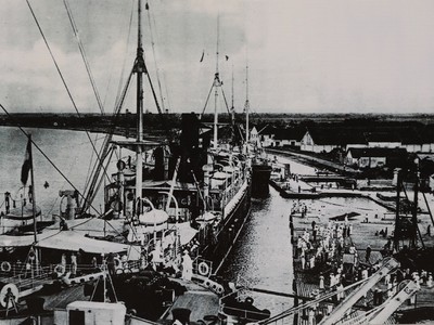 Sài Gòn 320 năm qua ảnh trên phố đi bộ Nguyễn Huệ