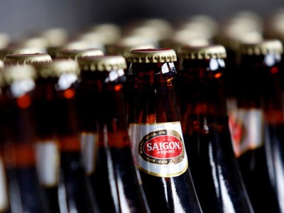 Sản phẩm bia của Sabeco được bày bán trên các kệ hàng.