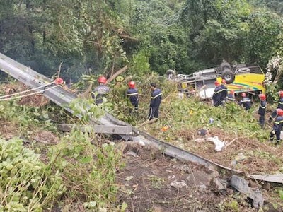 Lực lượng cứu hộ dùng dây thừng tiếp cận xe ôtô gặp nạn. Ảnh: Ngọc Rạng 