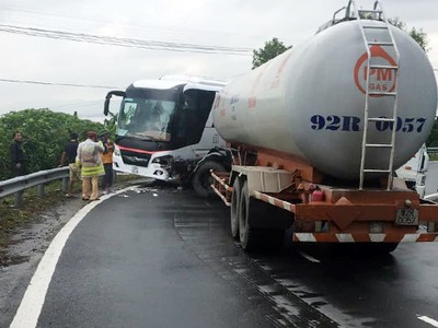 Xe khách và xe bồn chắn ngang đèo Hải Vân sau va chạm. Ảnh: Ngọc Rạng.